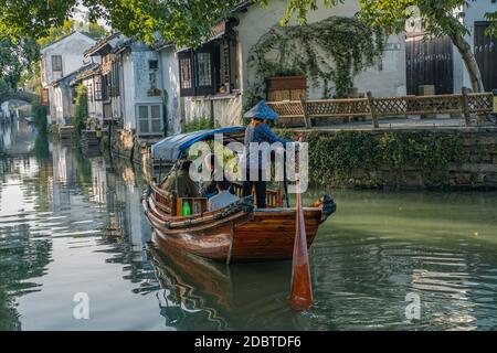 Die alte chinesische Architektur und Flusslandschaft in Zhouzhuang, einem alten chinesischen Dorf in Suzhou, China, bei Sonnenaufgang. Stockfoto