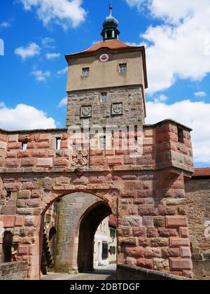 Oberes Tor Wolframs-Eschenbach Sandstein Franken Mittelfranken Stadttor Zwiebelhaube Bayern Deutschland Kirchturm Glasierte Keramik Ziegelstein Wappen Mittelalter Stockfoto