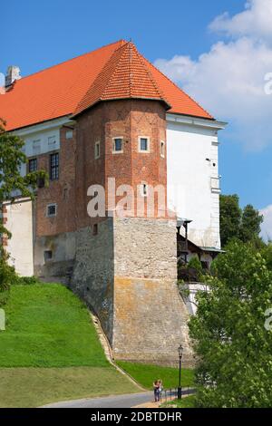 Sandomierz, Polen - 10. Juli 2020 : mittelalterliche Burg Sandomierz, erbaut am Hang der Weichsel bei Kasimir III. Dem Großen. Gotischer Turm bekannt Stockfoto