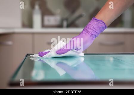 Die Zahnarztpraxis ist bereit, Patienten zu empfangen. Desinfektion von Arbeitsflächen.Nahaufnahme einer Handfläche mit Handschuhen. Speicherplatz kopieren. Nicht erkennbares Foto. Stockfoto