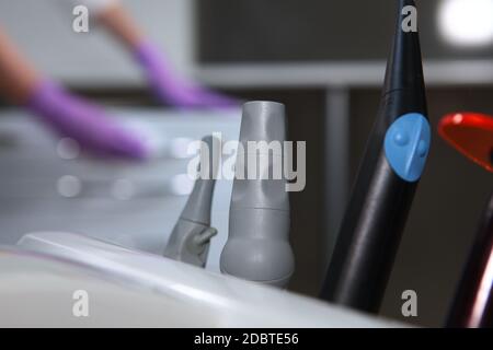 Dentale Instrumente Nahaufnahme vor dem Hintergrund der Raumdesinfektion. Nicht fokussiert. Nicht erkennbares Foto. Speicherplatz kopieren. Stockfoto