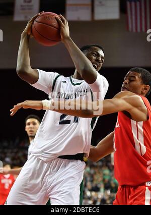 Los Angeles, Kalifornien. Februar 2017. Onyeka Okongwu #21.das CIF-SS Open DIV Semi Final Boys Prep Basketball Spiel.Mater Dei vs Chino Hills im Galen Center auf dem Campus der USC in Los Angeles, Kalifornien.Mandatory Photo Credit: Louis Lopez/Modern Exposure/Cal Sport Media/Alamy Live News Stockfoto