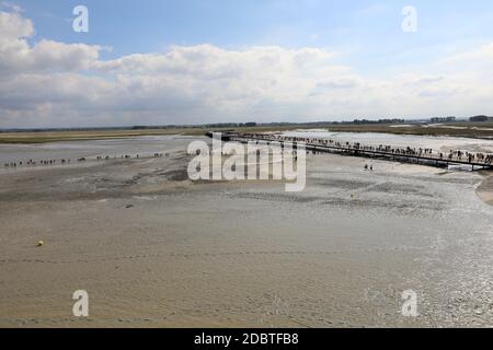 Le Mont-Saint-Michel, Frankreich - 13 September, 2018: die Masse der Touristen am Mont Saint-Michel, das Kloster und das Dorf auf eine Flutwelle Insel zwischen Sir Leon Brittan Stockfoto