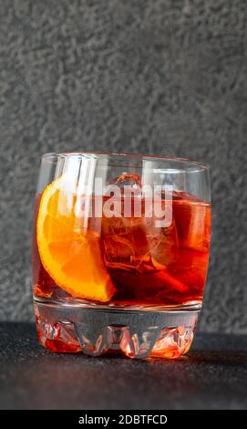 Glass of Negroni: Beliebter italienischer Cocktail Stockfoto