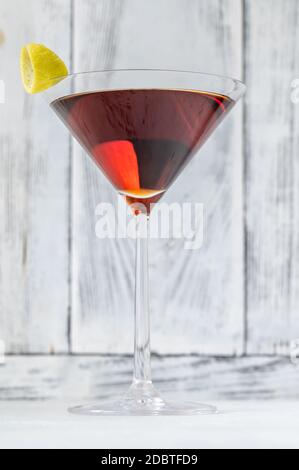 Ein Glas Martinez Cocktail garniert mit Zitronenschale Stockfoto