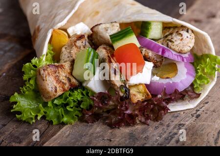 dürüm Sandwich-Wrap auf Holz Stockfoto