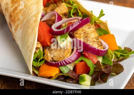 dürüm Sandwich-Wrap auf Holz Stockfoto