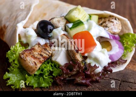 dürüm Sandwich-Wrap auf Holz Stockfoto