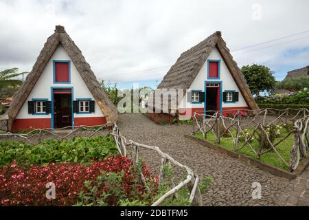 SANTANA, MADEIRA, PORTUGAL 9. SEPTEMBER 2016: Traditionelles Landhaus in Santana auf der Insel Madeira, Portugal Stockfoto