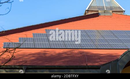 Blick auf die Solarzellen in einer Reihe auf dem Dach installiert Stockfoto