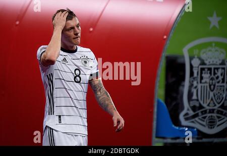 Sevilla, Spanien. November 2020. Toni Kroos aus Deutschland reagiert nach dem Gruppenspiel der UEFA Nations League zwischen Spanien und Deutschland im Estadio La Cartuja in Sevilla, Spanien, 17. November 2020. Quelle: Pablo Morano/Xinhua/Alamy Live News Stockfoto