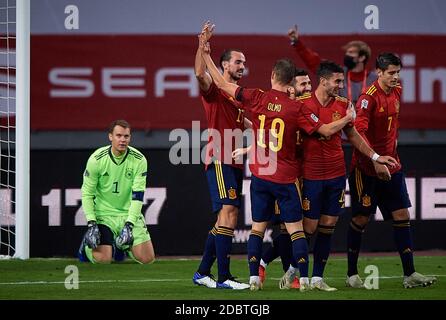 Sevilla, Spanien. November 2020. Spanische Spieler feiern das Tor beim Gruppenspiel der UEFA Nations League zwischen Spanien und Deutschland im Estadio La Cartuja in Sevilla, Spanien, am 17. November 2020. Quelle: Pablo Morano/Xinhua/Alamy Live News Stockfoto