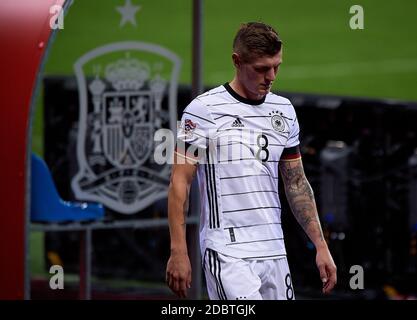 Sevilla, Spanien. November 2020. Toni Kroos aus Deutschland reagiert nach dem Gruppenspiel der UEFA Nations League zwischen Spanien und Deutschland im Estadio La Cartuja in Sevilla, Spanien, 17. November 2020. Quelle: Pablo Morano/Xinhua/Alamy Live News Stockfoto