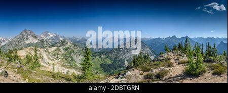 Weitaufnahme der North Cascades Bergkette im Sommer Stockfoto