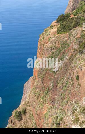 Die Felswand von Cabo Girao, direkt vom Aussichtspunkt aus gesehen. Madeira. Portugal Stockfoto