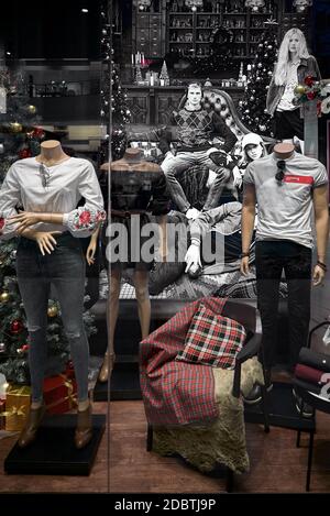 Fensteranzeige Mode. Junge Casual Wear Mode Kleidung für Männer und Frauen Stockfoto