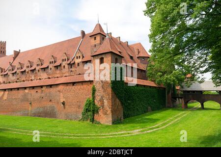 Malbork, Polen - 25. Juni 2020: Schloss Malbork aus dem 13. Jahrhundert, mittelalterliche, teutonische Festung am Fluss Nogat. Es ist die größte Burg der Welt, U Stockfoto