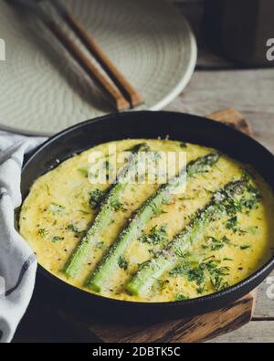 Spargel mit Rührei. Omelette mit Spargel in einer Pfanne. Stockfoto