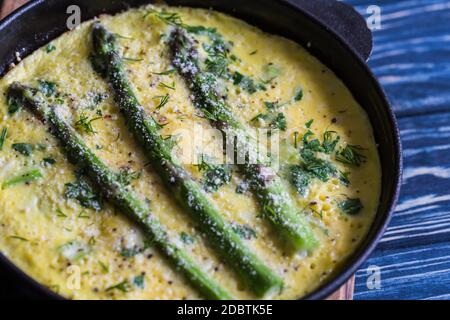 Spargel mit Rührei. Omelette mit Spargel in einer Pfanne. Stockfoto