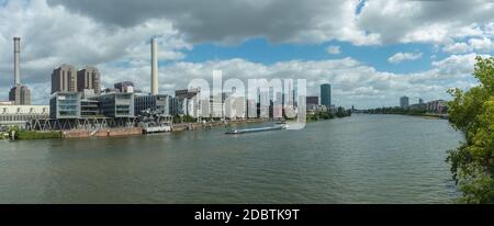 Westhafen Tower, Industrieanlagen und private Apartments in Frankfurt am Main, Deutschland Stockfoto