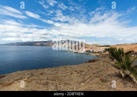 Prainha liegt in der Nähe der atemberaubenden Gegend von Ponta de Sao Lourenço, dem östlichen Teil von Madeira, Portugal Stockfoto