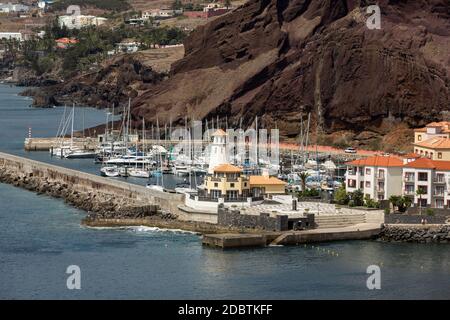 Prainha liegt in der Nähe der atemberaubenden Gegend von Ponta de Sao Lourenço, dem östlichen Teil von Madeira, Portugal Stockfoto