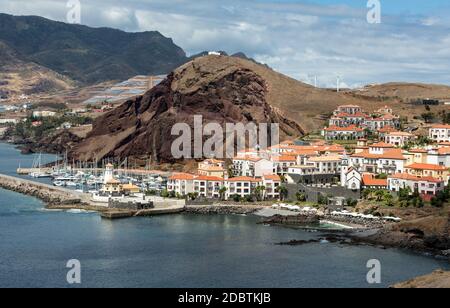 Prainha liegt in der Nähe der atemberaubenden Gegend von Ponta de Sao Lourenço, dem östlichen Teil von Madeira, Portugal Stockfoto