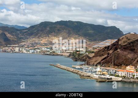 Prainha liegt in der Nähe der atemberaubenden Gegend von Ponta de Sao Lourenço, dem östlichen Teil von Madeira, Portugal Stockfoto