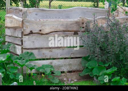 Handgemachte Holzkompostbox aus Planken im Garten, Save the Planet Konzept Stockfoto
