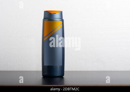 Haar Shampoo Flasche vor hellgrauem Hintergrund, editierbare Modell-up-Serie Vorlage bereit für Ihr Design, Auswahl Pfad enthalten. Stockfoto