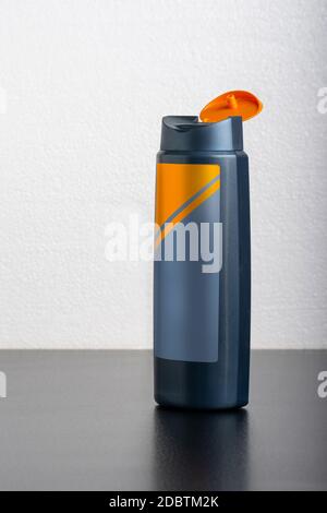 Haar Shampoo Flasche vor hellgrauem Hintergrund, editierbare Mock-up-Serie bereit für Ihr Design, Auswahl Pfad enthalten. Stockfoto