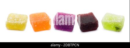 Verschiedene Gelatine Süßwaren auf weißem Hintergrund Stockfoto
