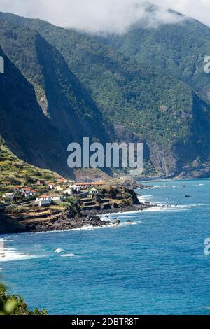 Blick auf die nördliche Küste der Insel Madeira, Portugal, Sao Vicente Bereich Stockfoto