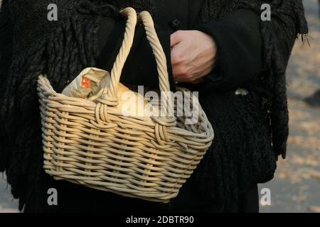 Korb mit Brot und Würstchen. Stockfoto