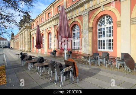 Potsdam, Deutschland. November 2020. Tische und Stühle der Genusswerkstatt im Filmmuseum werden mittags zusammengeschoben und mit Drahtseilen gesichert. Wegen der Corona-Bars mussten die gastronomischen Einrichtungen geschlossen und wieder auf den Lieferservice umgestellt werden. Quelle: Soeren Stache/dpa-Zentralbild/ZB/dpa/Alamy Live News Stockfoto