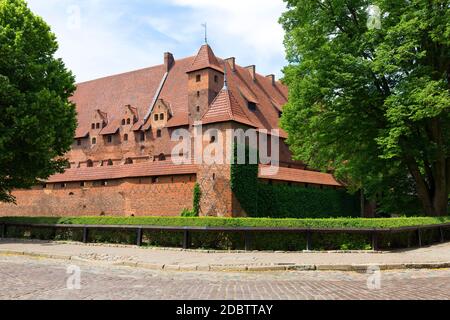 Malbork, Polen - 25. Juni 2020: Schloss Malbork aus dem 13. Jahrhundert, mittelalterliche, teutonische Festung am Fluss Nogat. Es ist die größte Burg der Welt, U Stockfoto