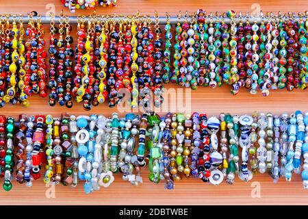 Reihe von Halsketten und Armbänder aus Murano Glas Stockfoto