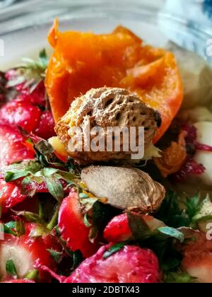 Obst Schrott und schälen Fotografie. Lebensmittel Kompostierung in der Küche. Recycling von Lebensmittelabfällen. Grube von Pfirsich und Erdbeeren Köpfe. Haufen Bio-Müll und Stockfoto