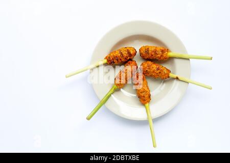 Gegrilltes Hackhuhn mit Currypaste und Kokosnusscreme auf den Spießen aus Zitronengras. Draufsicht Stockfoto