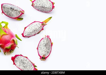 Drachenfrucht Scheiben, pitaya isoliert auf weißem Hintergrund. Köstliche tropische exotische Früchte Stockfoto