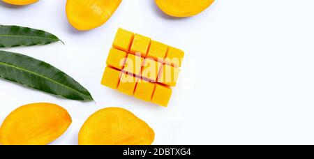 Tropische Früchte, Mango-Scheiben auf weißem Hintergrund. Draufsicht Stockfoto