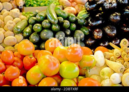 Mercat de la Boqueria in Barcelona, Spanien berühmter, lebhafter öffentlicher Markt, der keine Wünsche offen lässt und Fleisch, Fisch, Obst, Gemüse und andere Lebensmittel anbietet Stockfoto