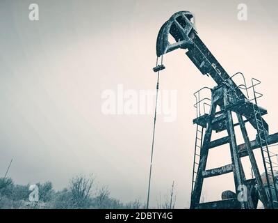 Eine Schaukelmaschine auf einem Ölbrunnen. Ölförderung. Stockfoto