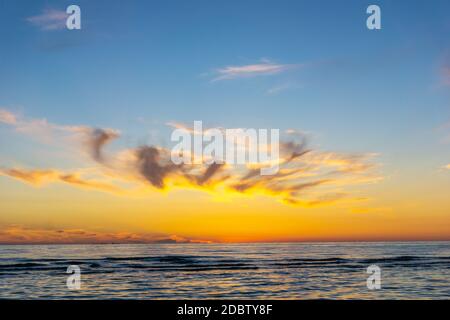 Schöner Sonnenuntergang am Meer der Niederlande im Sommer Stockfoto