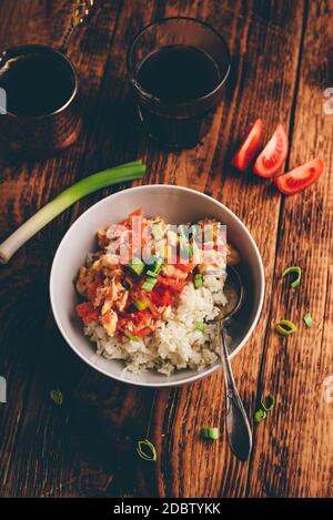 Rührei mit Tomaten, Lauch und weißer Reis. Türkischer Kaffee und geschnittene Zutaten. Stockfoto