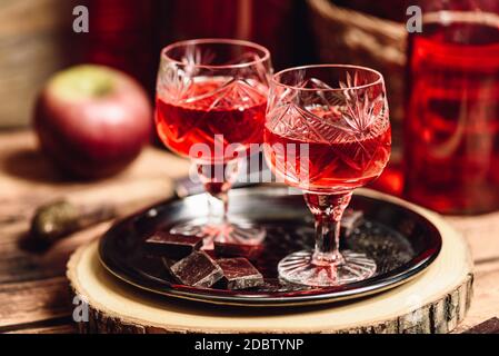 Glas rot Likör mit Schokolade auf Metall Fach Stockfoto