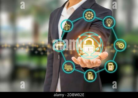 Geschäftsleute mit wichtigen Symbolen in der Hand, darunter Symbole im Zusammenhang mit Energie, Ideen zur Reduzierung des Energieverbrauchs und der Erhaltung der natürlichen Ressourcen. Stockfoto