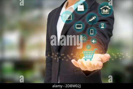 Nahaufnahme von Geschäftsfrauen mit Symbolen für Online-Shopping und Online-Networking, Geschäftskonzepte und Online-Marketing. Stockfoto