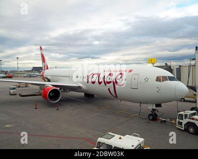 Air Canada Rouge Flugzeug am Boston Logan Flughafen Stockfoto