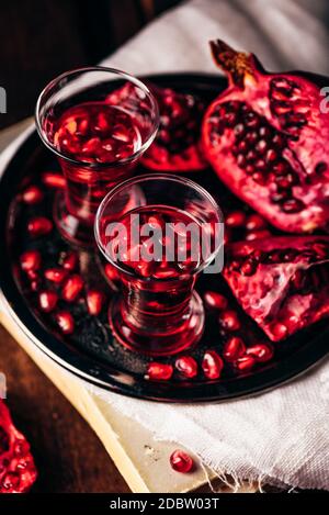 Aufnahmen von Granatapfel Cocktail mit Wodka und Orangensaft Stockfoto